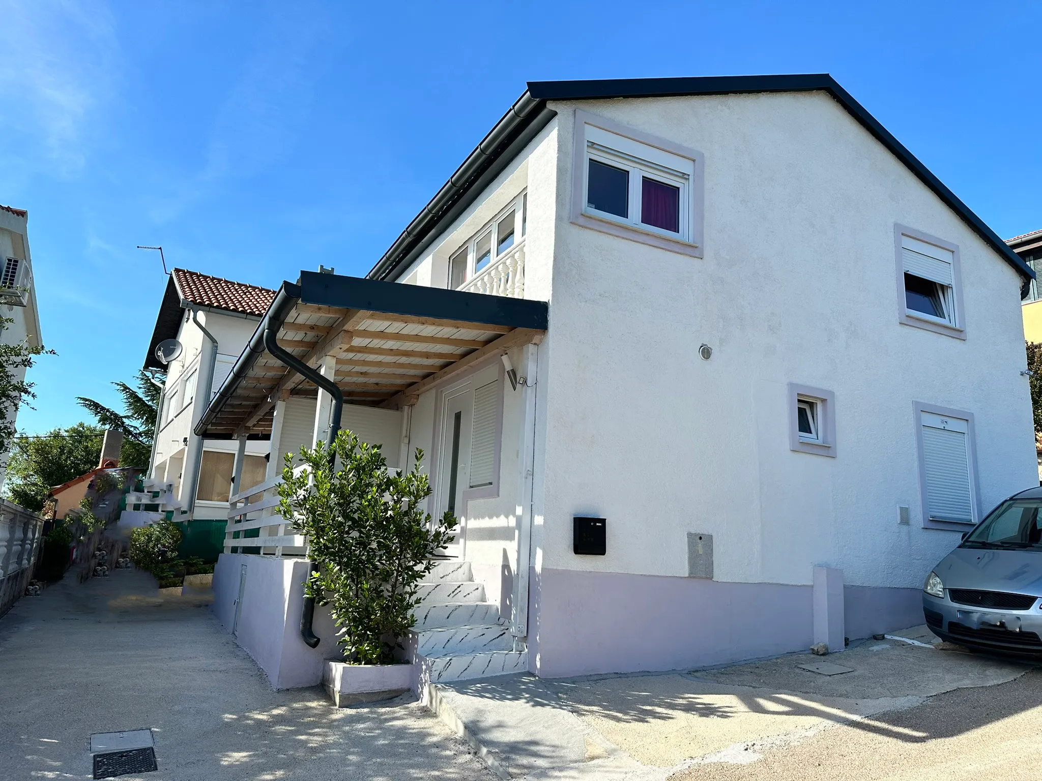 kruševo, prodajemo kuću sa 3 stana na karinskom moru - slika 4