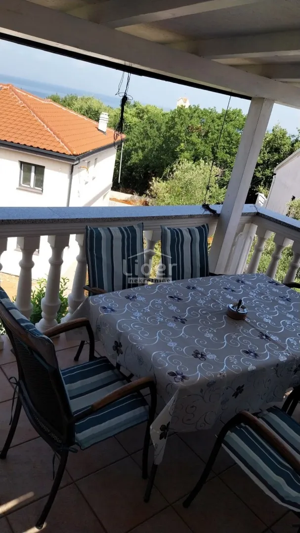 malinska odlična kuća s 5 apartmana - slika 9