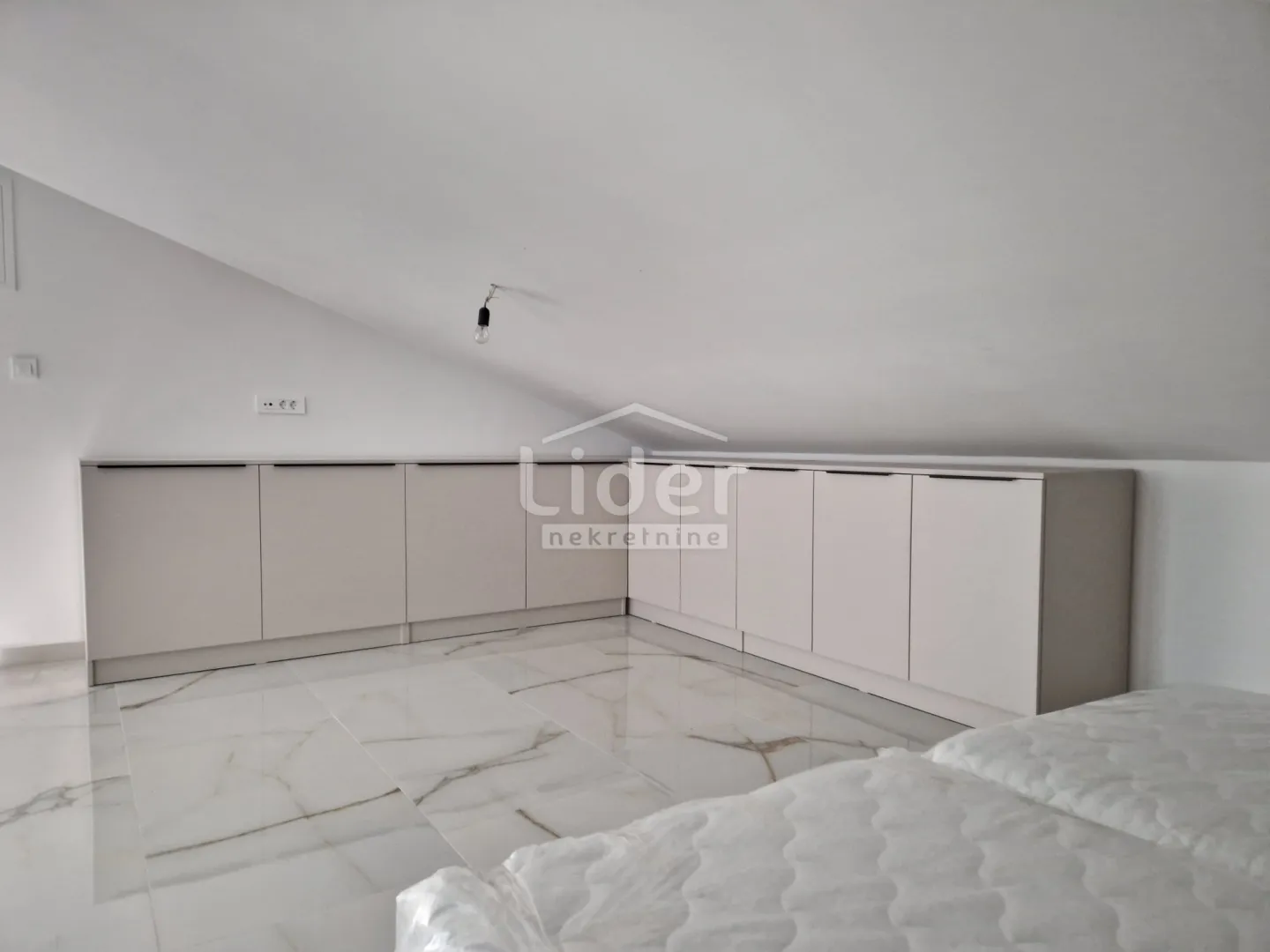 apartman u palitu sa velikom krovnom terasom - slika 16