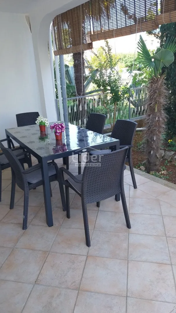 malinska odlična kuća s 5 apartmana - slika 7
