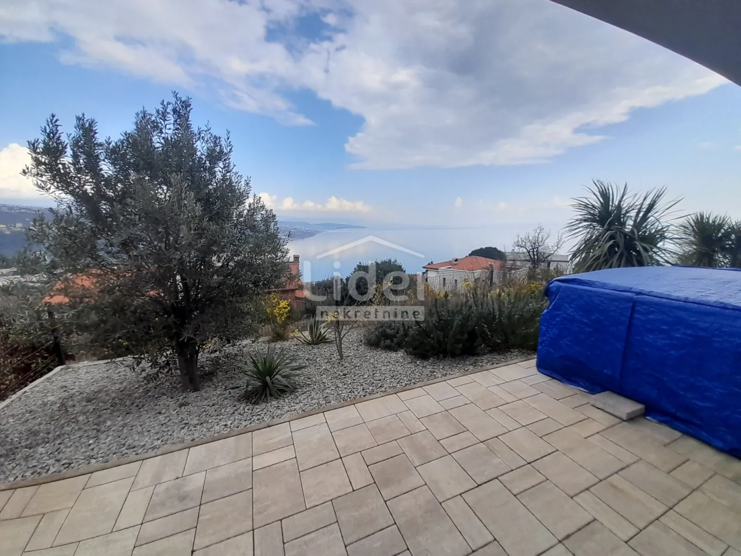 opatija stan 158m2 + 298m2 okućnice+ garaža - slika 27