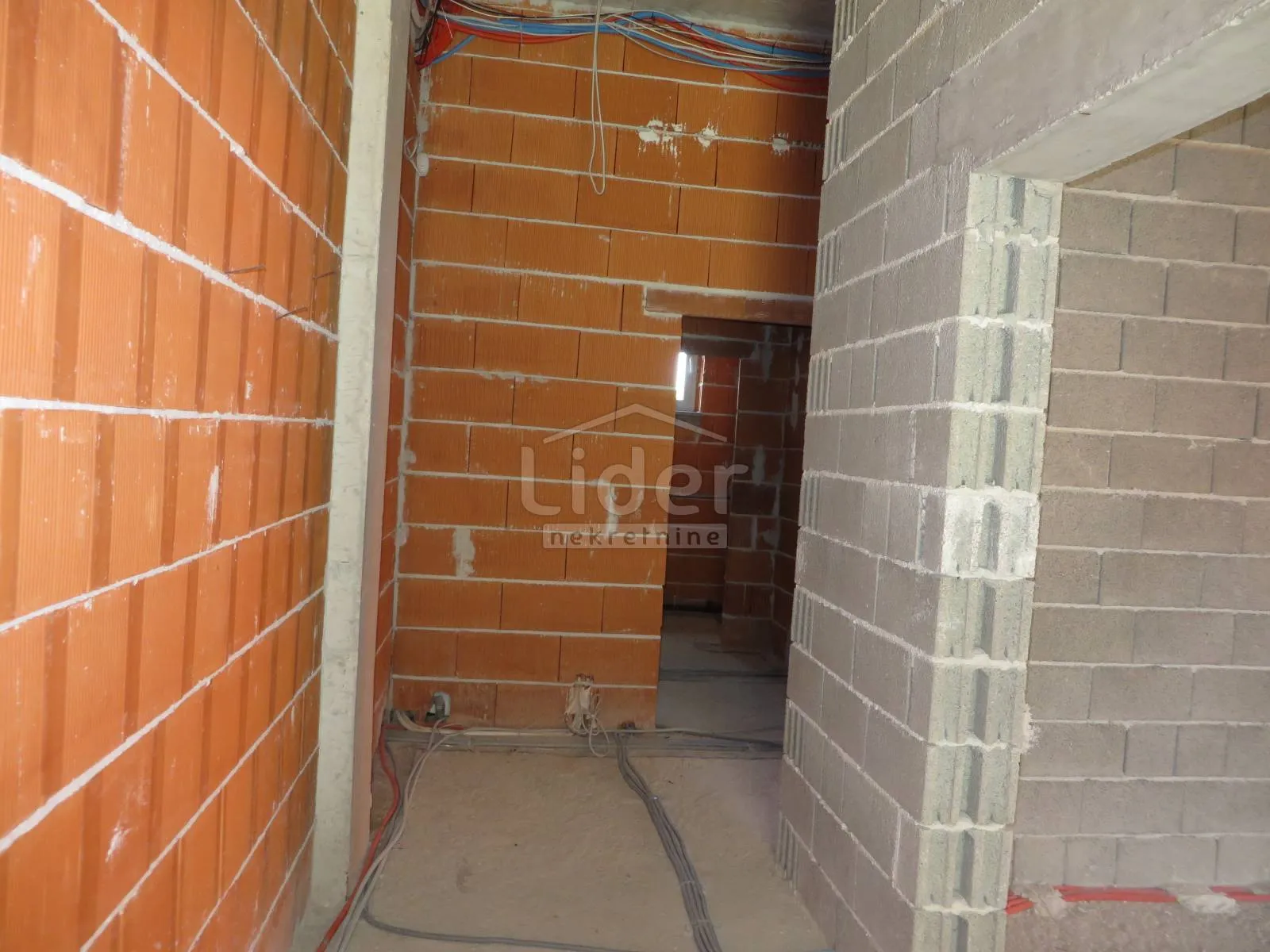 rovinj poslovni prostor od 1260 m2 na 1650m2 zemljišta - slika 16