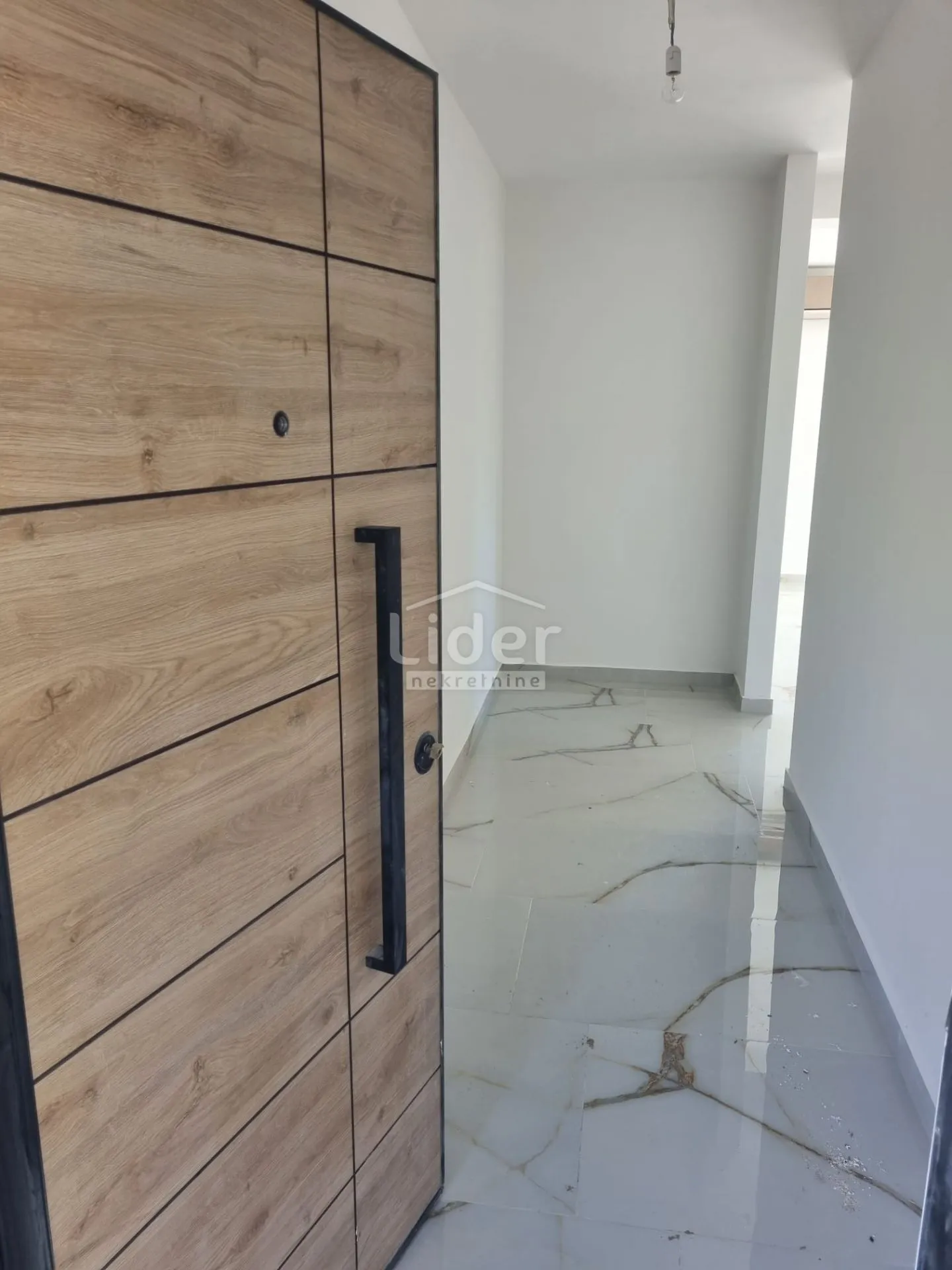 apartman u palitu sa velikom krovnom terasom - slika 18