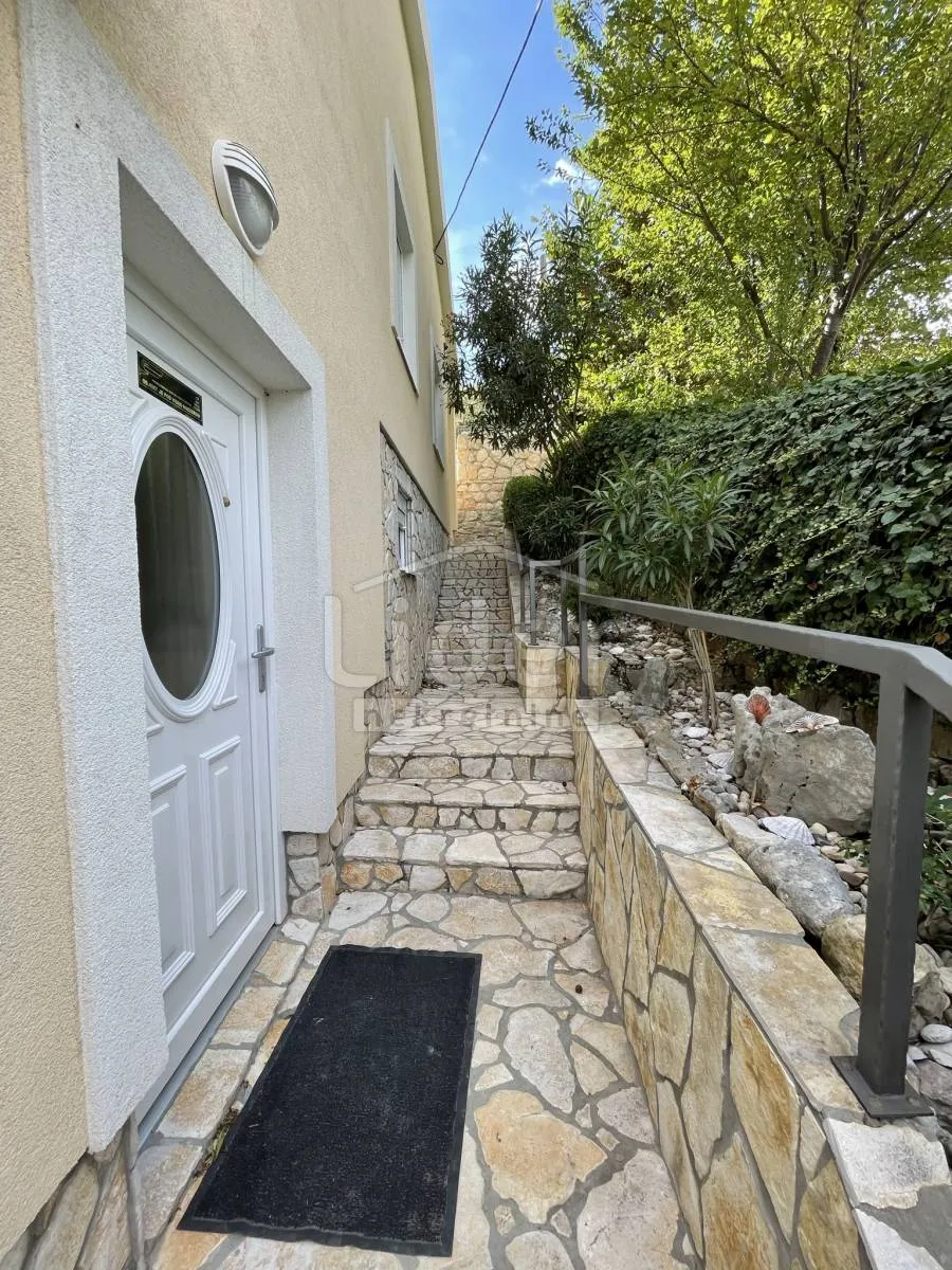 kuća 100m2, bazen, velika garaža, prvi red do mora i plaže - slika 34