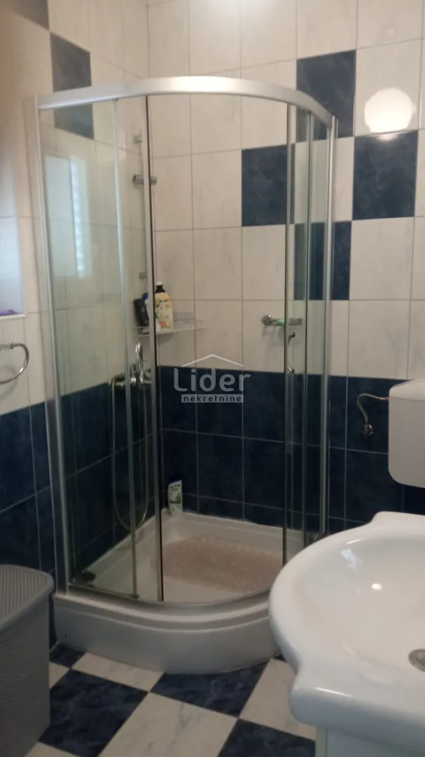 kuća 185m2, 150m od mora + građevinsko zemljište 600m2 - slika 10