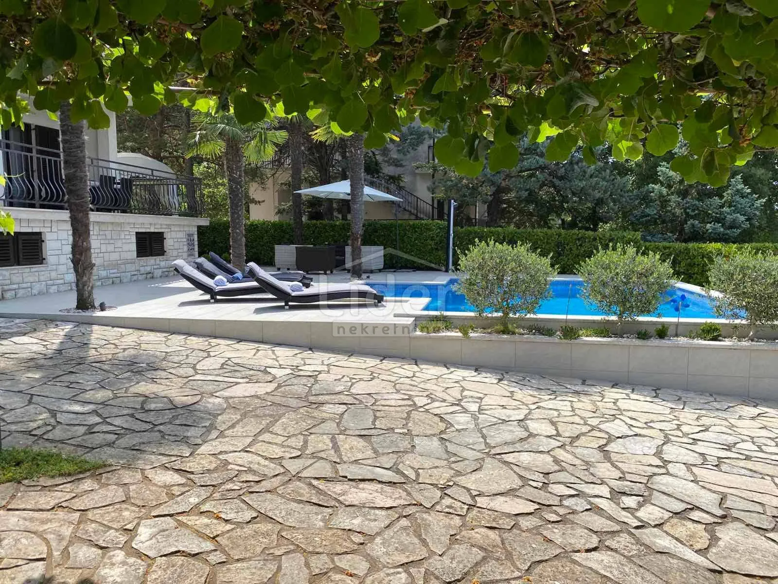 malinska, kuća p+1, 150m2, 577m2 okućnice, bazen - slika 2