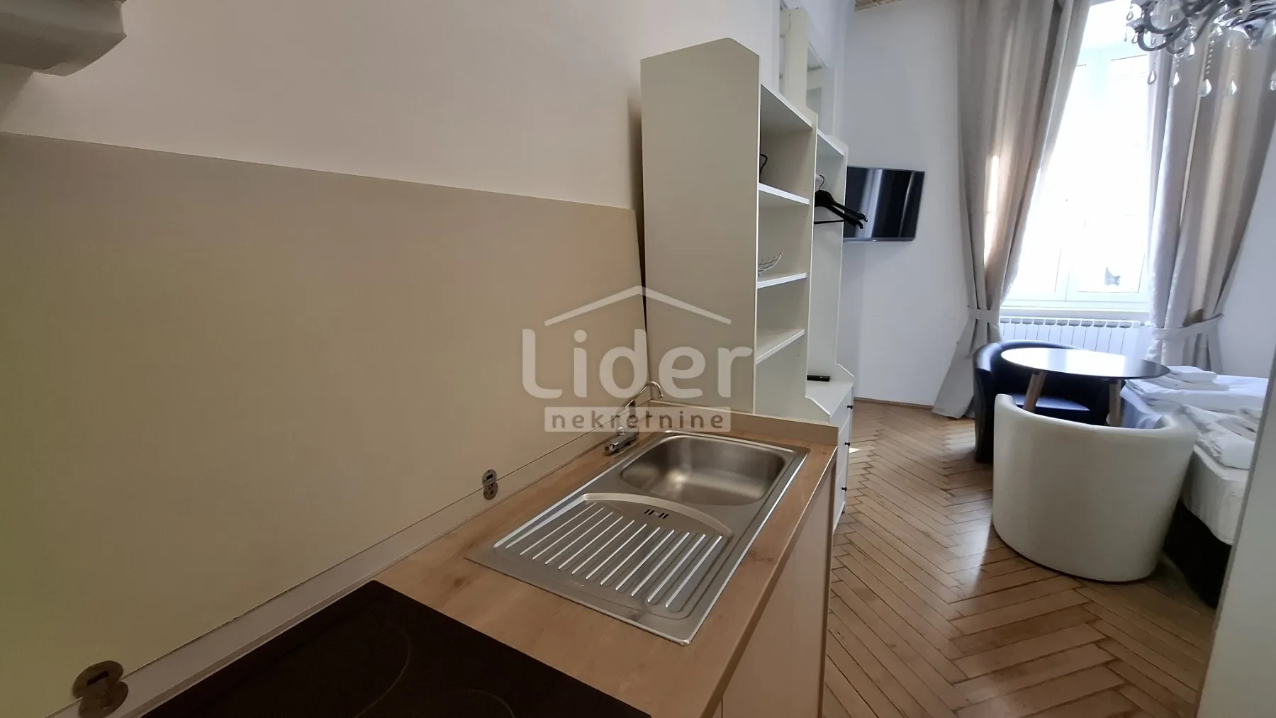 centar - 2 studio apartmana - slika 17