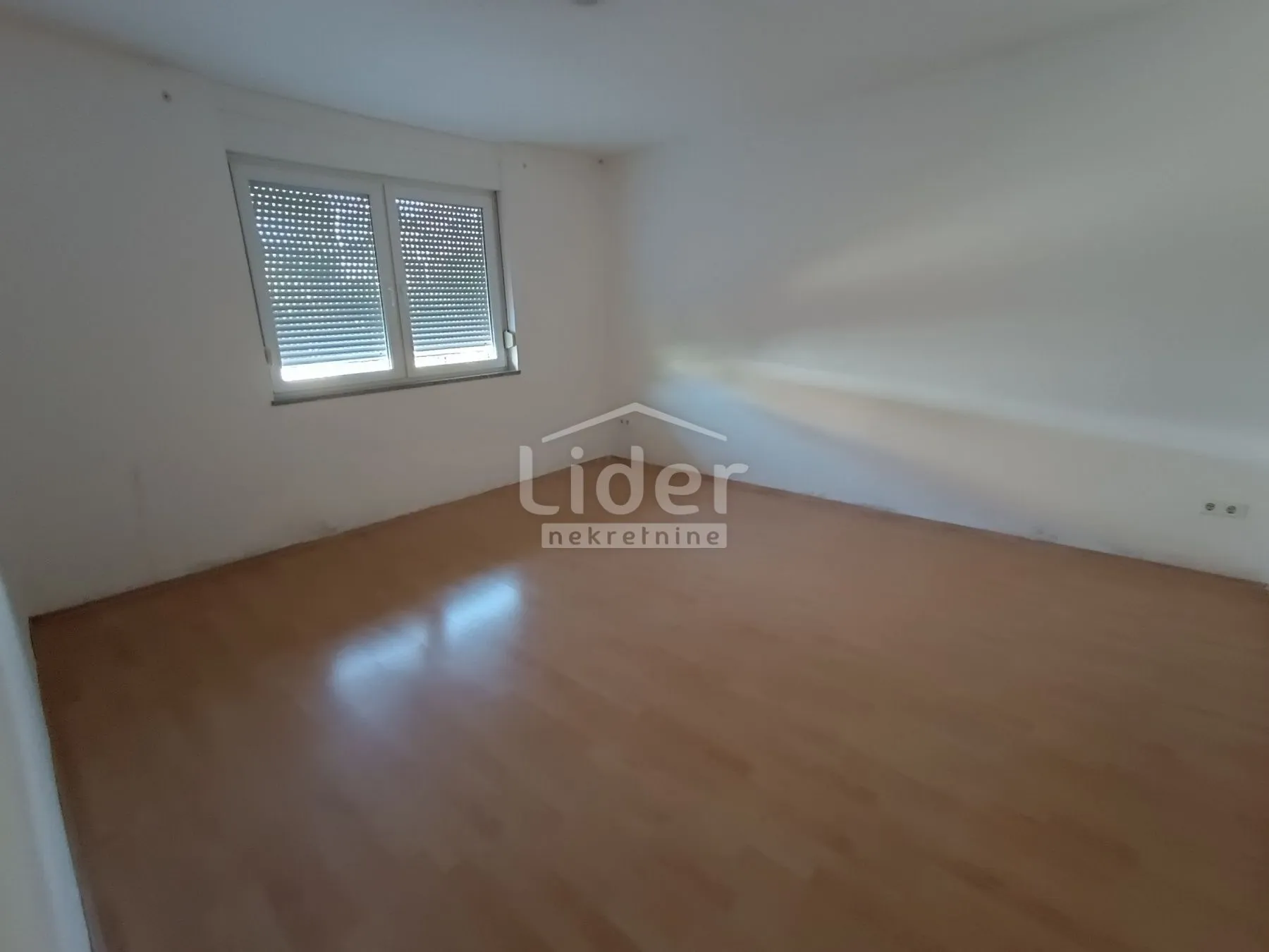 zamet kuća sa 4 stana, 1 zona, 385.000 € - slika 8