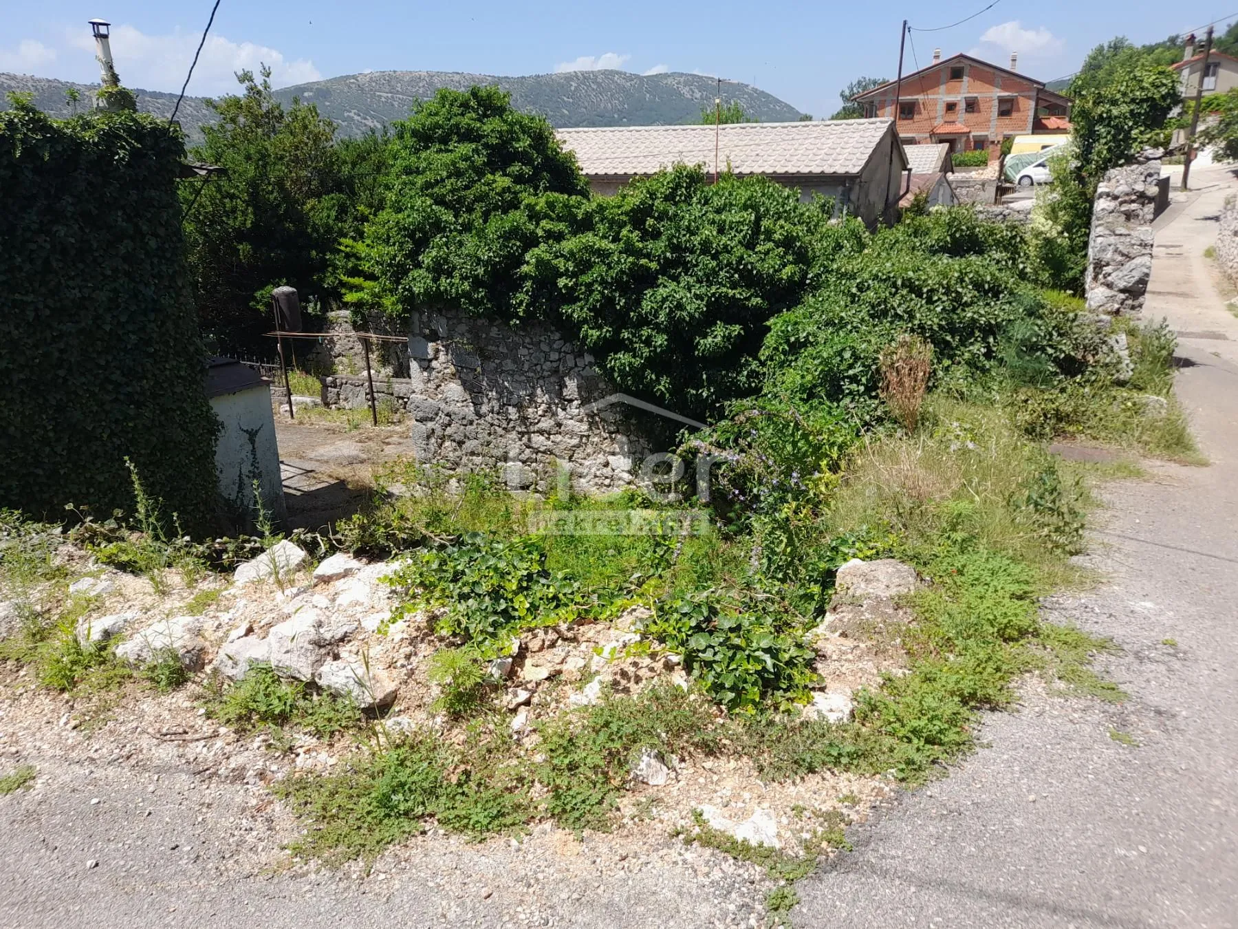 ruševna kuća bribir sa dvorištem - slika 4