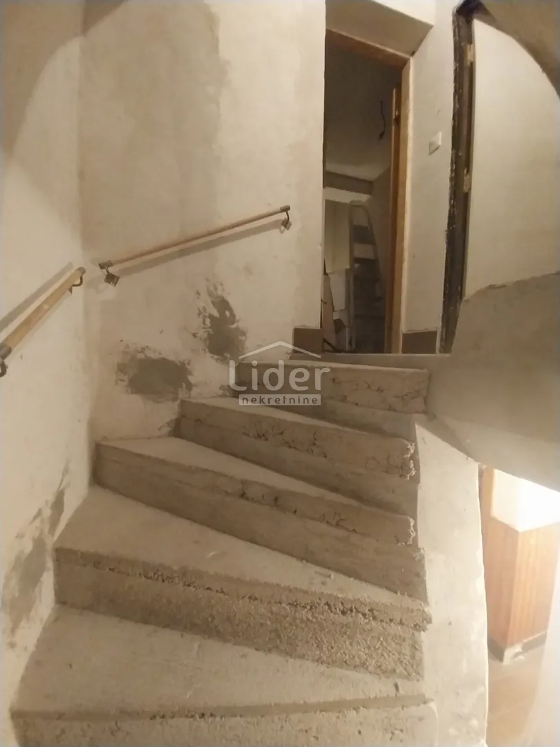 pag, centar, kuća 212 m2, 250.000 € - slika 9