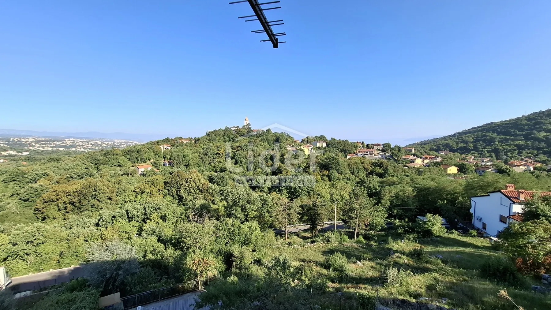 samostojeća kuća sa tri stana - slika 23