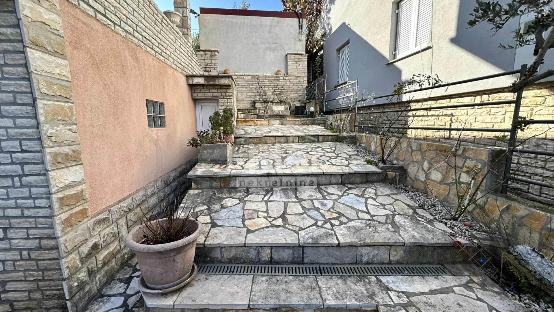 donji karin, kuća sa 3 stana i pogledom na more - slika 35