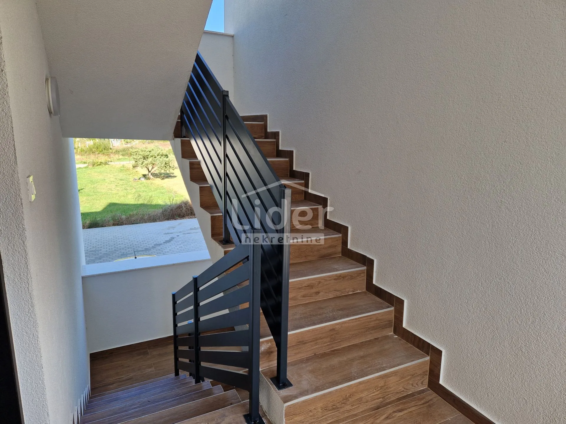 apartman u palitu sa velikom krovnom terasom - slika 22