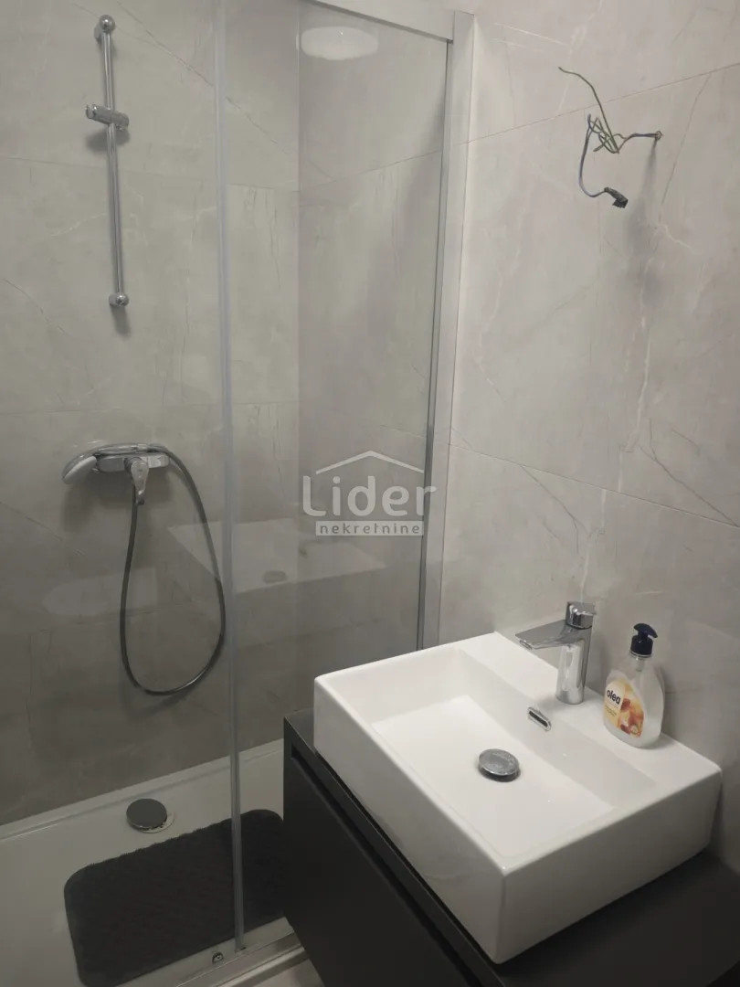 trosobni stan 97m2 s vrtom od 107m2 - slika 16