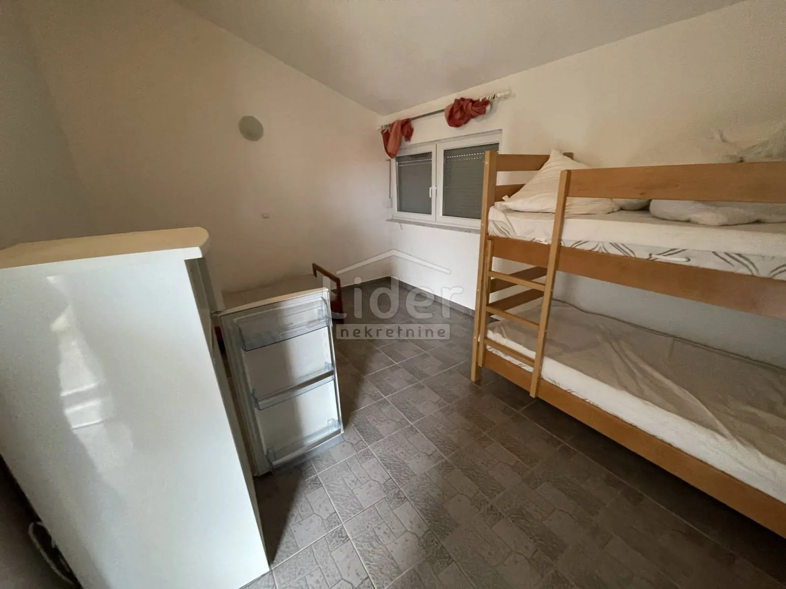 kuća sa 6 apartmana i pogledom na more - slika 10