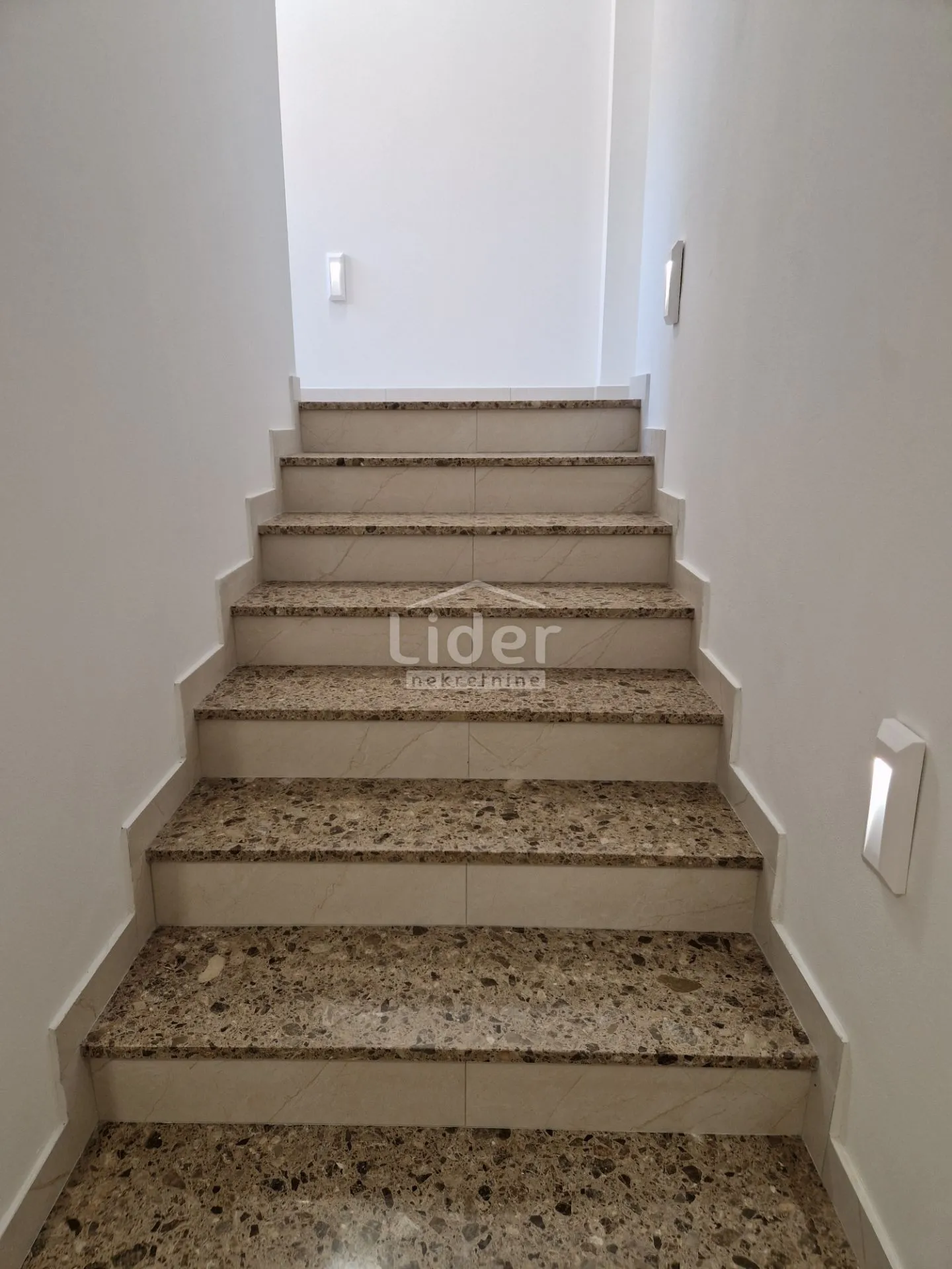 apartman u novogradnji u banjolu - slika 10