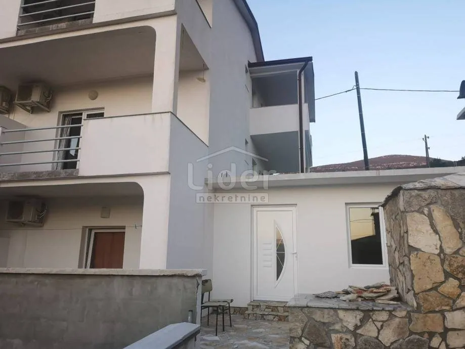kuća sa 6 apartmana i pogledom na more - slika 27