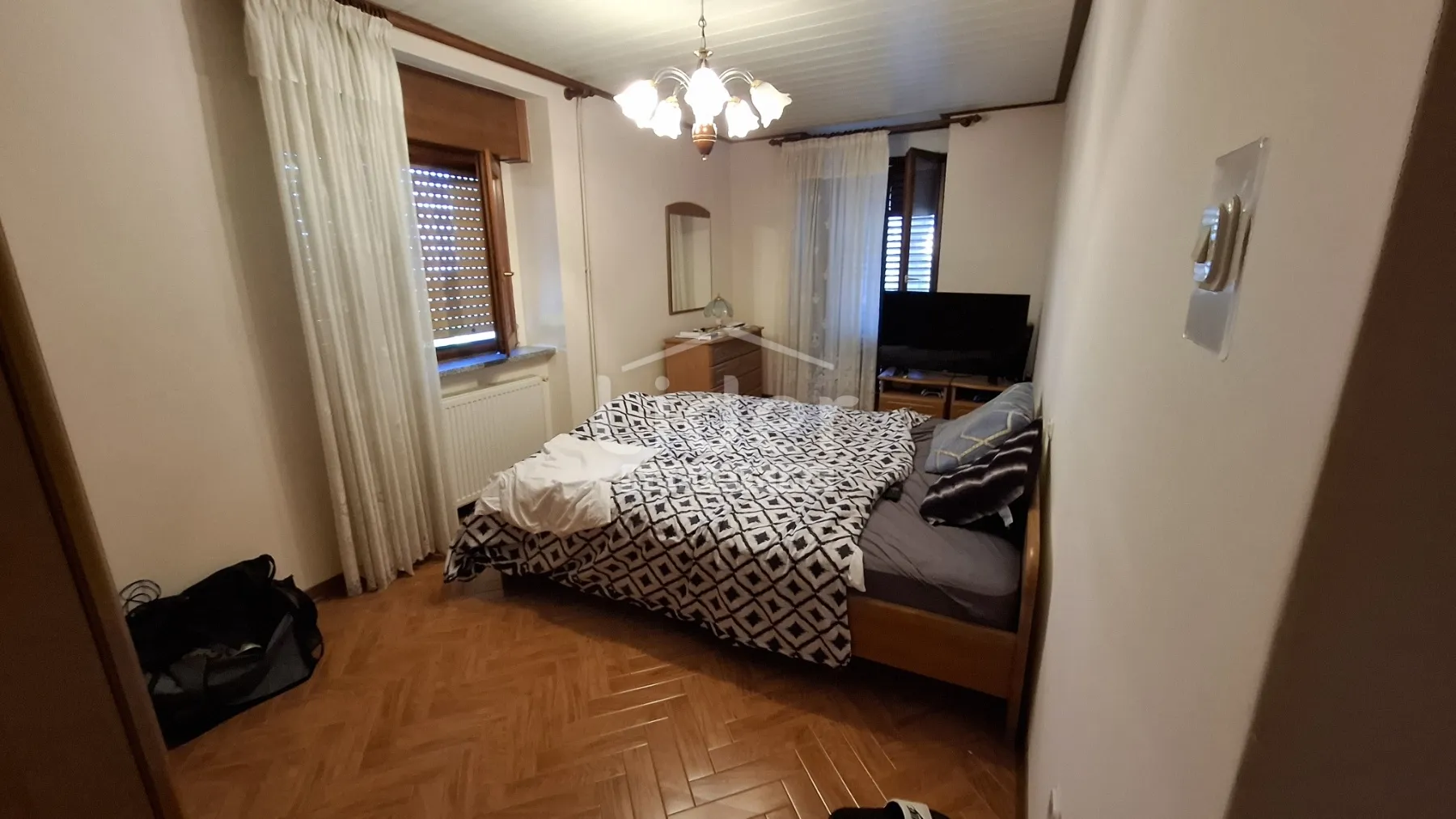samostojeća kuća sa tri stana - slika 4