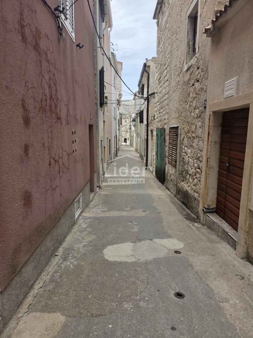 pag, centar, kuća 212 m2, 250.000 € izvrsna investicija! - slika 1