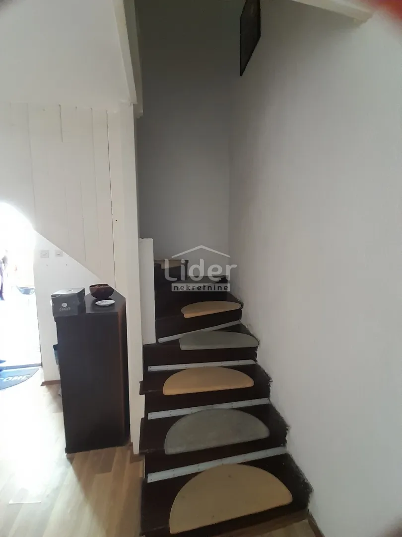 mali lošinj- stan u centru 90m2 - slika 2