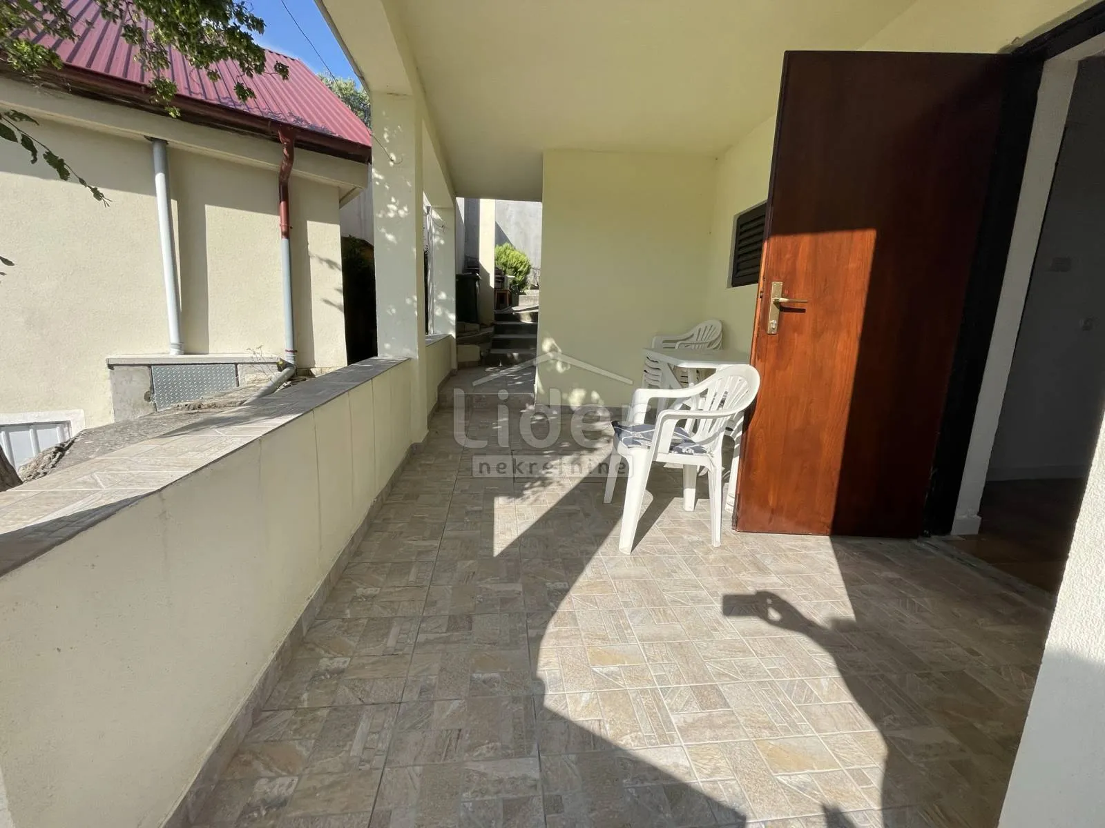donji karin, kuću sa 5 apartmana prodajemo - slika 5