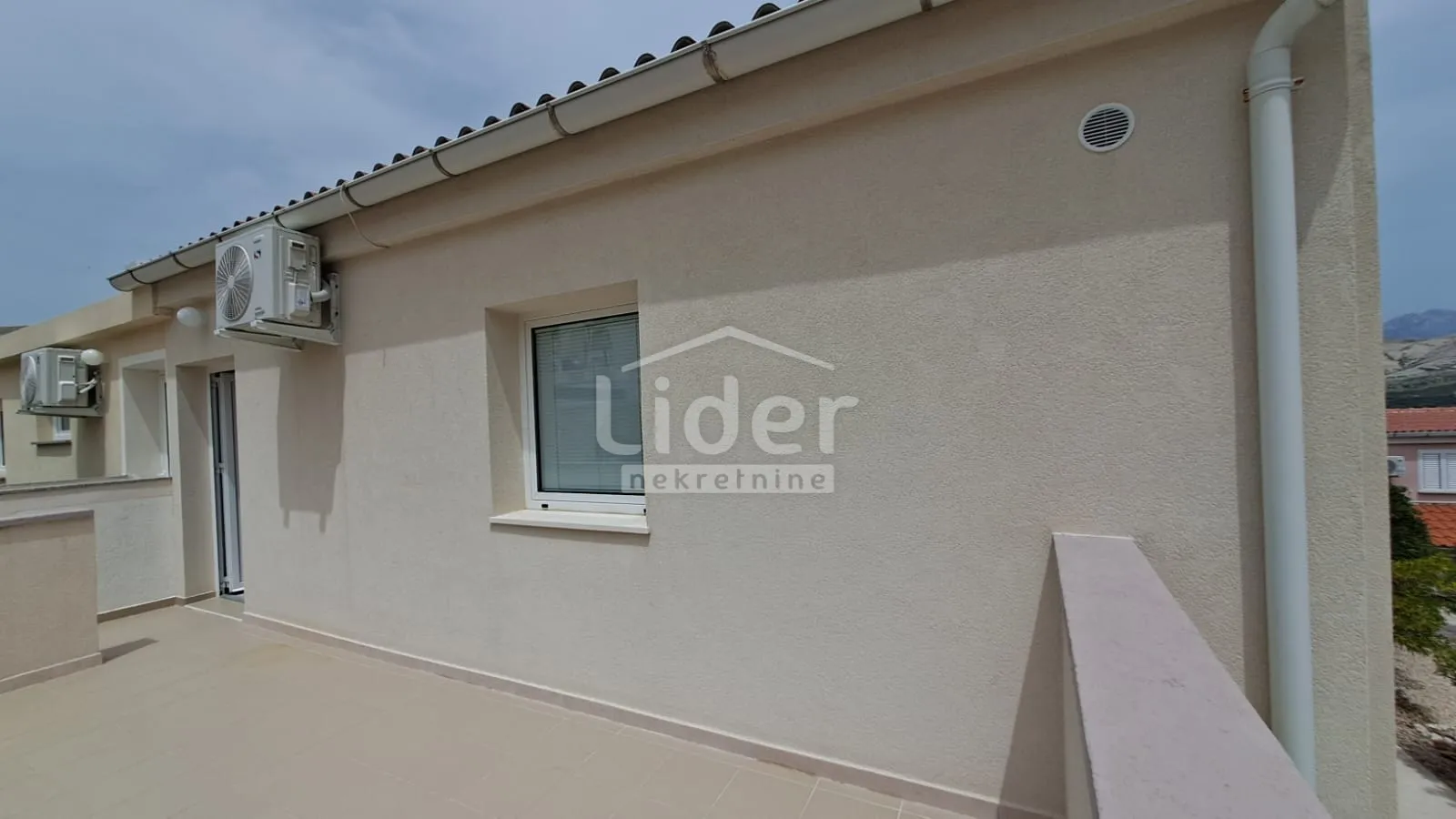 dvojna kuća u pagu, 100m2- dva apartmana, 300m od mora - slika 5