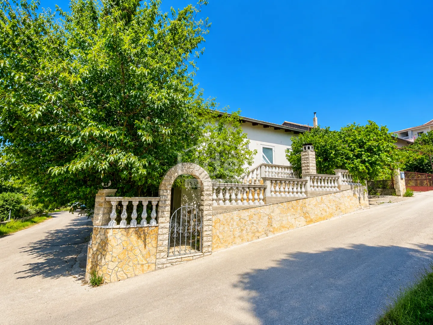 kruševo, kuću sa 3 stana i garažom prodajemo - slika 9