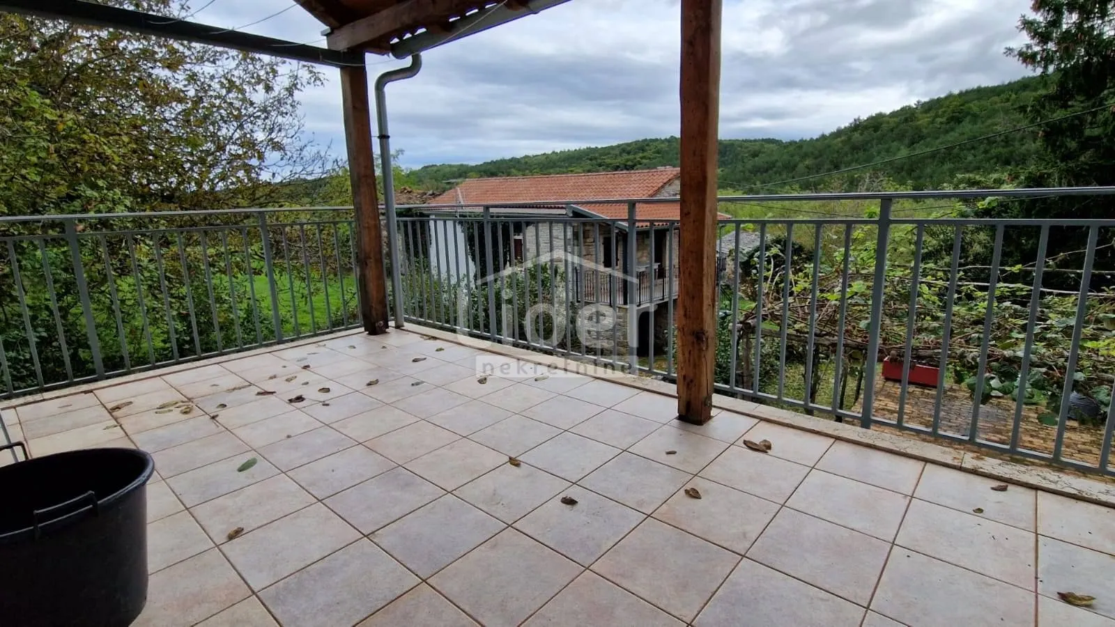 tri nekretnine: kuća, kuća za adaptaciju i zemljište u istarskoj toskani! - slika 2
