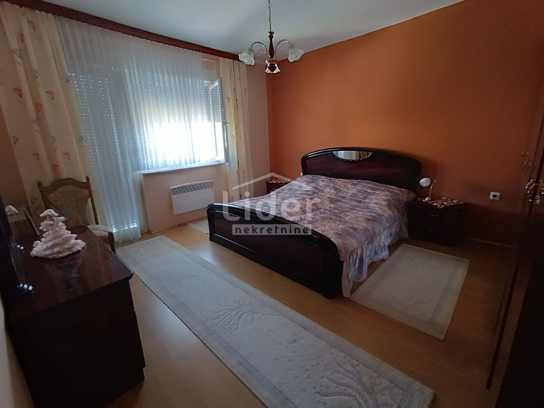 zamet kuća sa 4 stana, 1 zona, 385.000 € - slika 2
