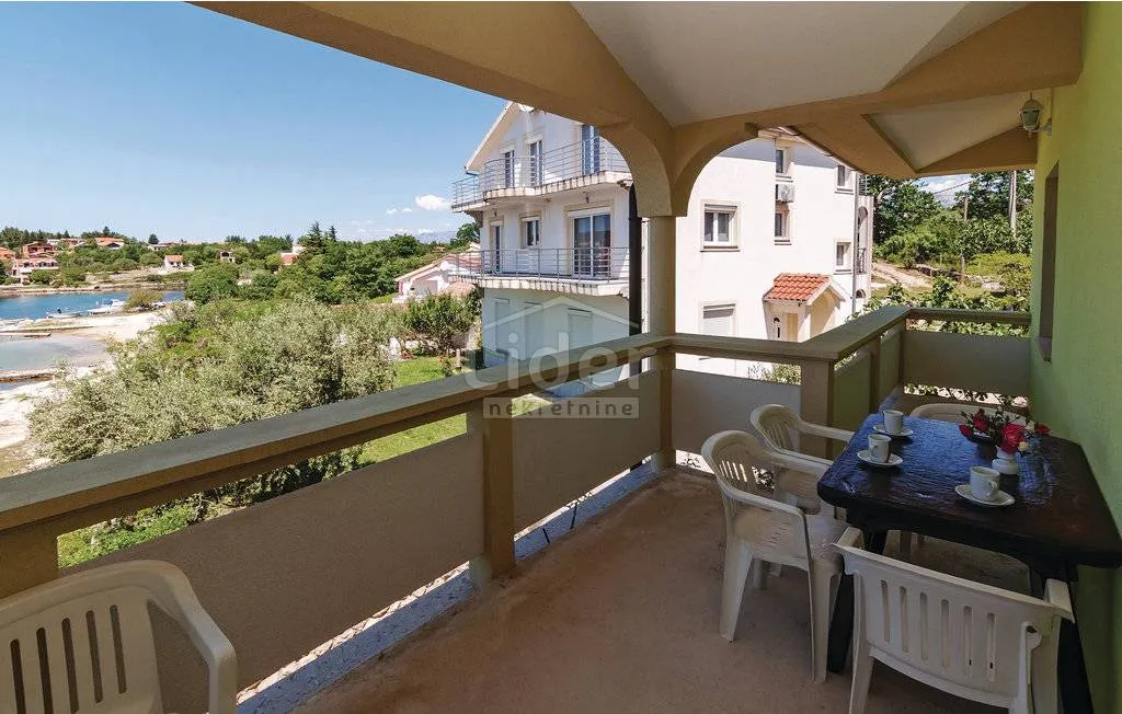 kuća sa 6 apartmana prvi red do mora - slika 25