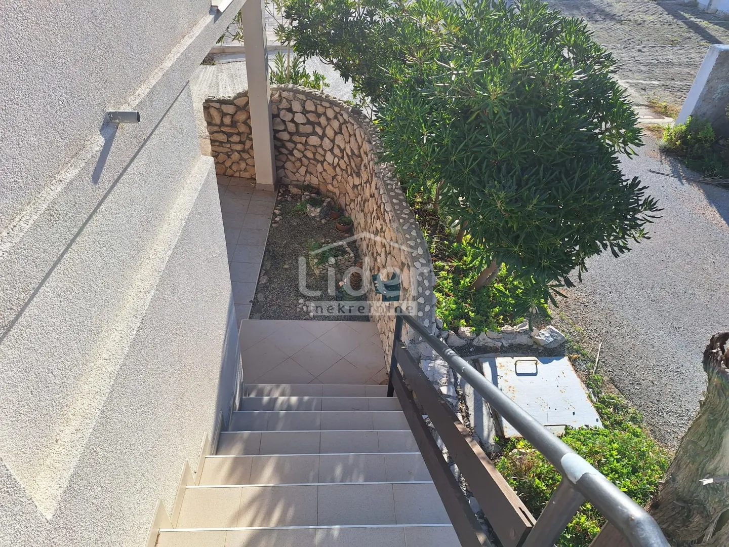 dvojna kuća u pagu, 100m2- dva apartmana, 300m od mora - slika 9