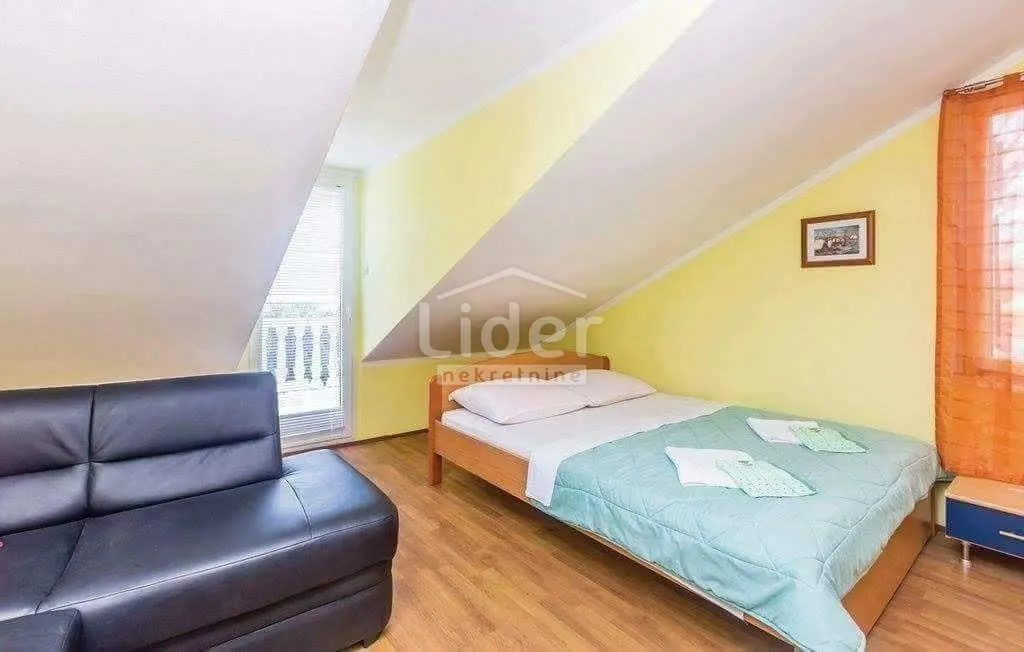 malinska odlična kuća s 5 apartmana - slika 5
