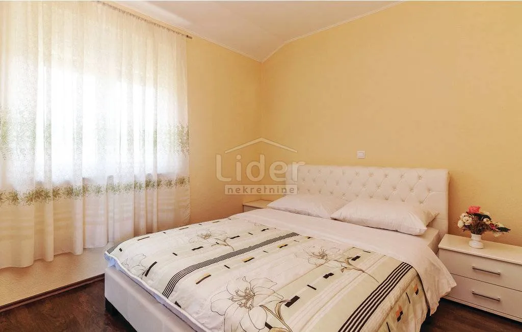 kuća sa 6 apartmana prvi red do mora - slika 24