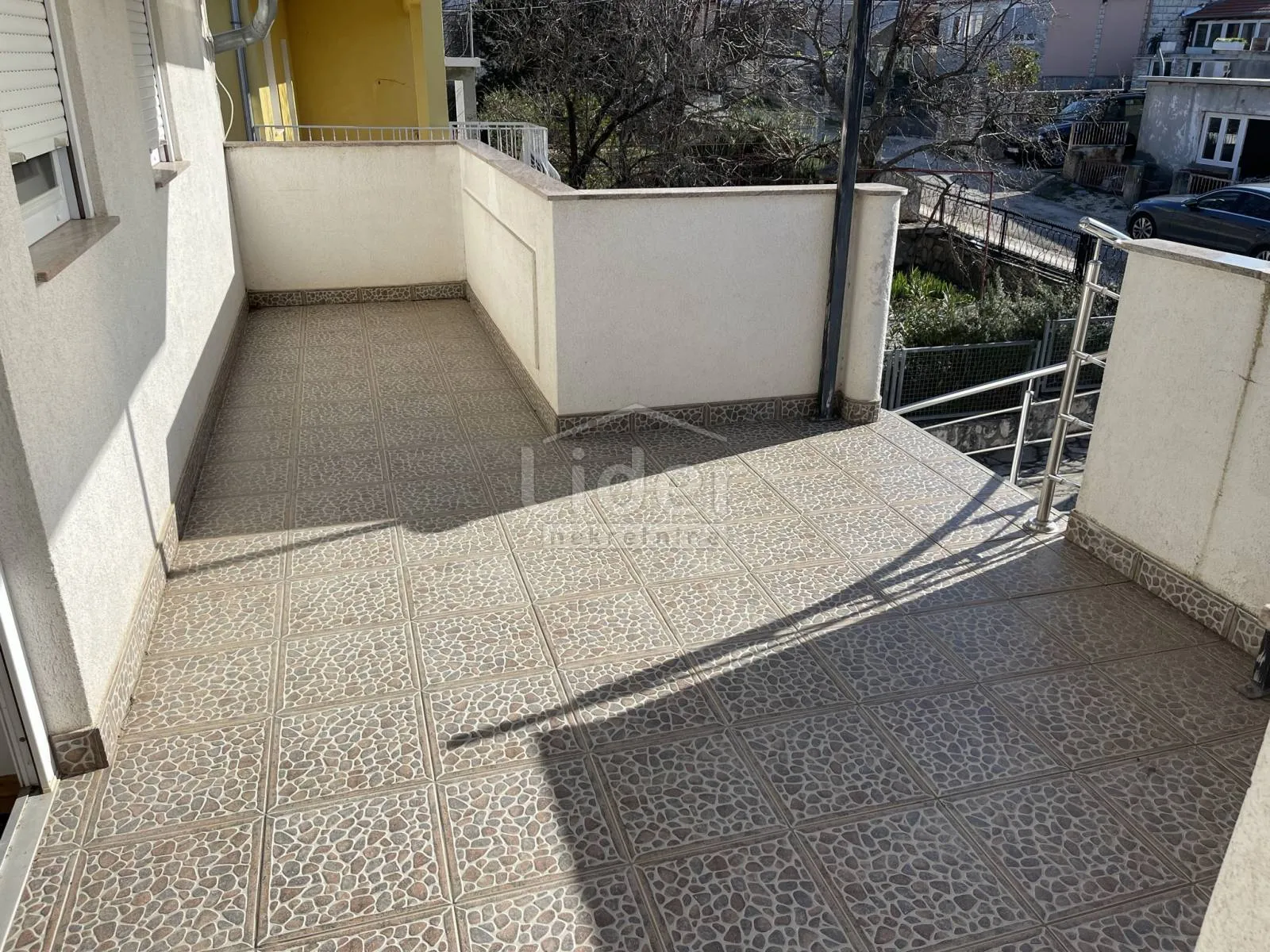 gornji karin samostojeća kuća sa 3 stana - slika 8
