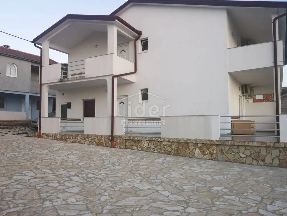 kuća sa 6 apartmana i pogledom na more - slika 15