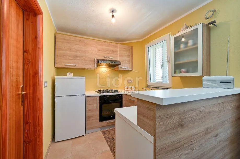 malinska kuća s 2 stana i okućnicom od 330m2 - slika 5