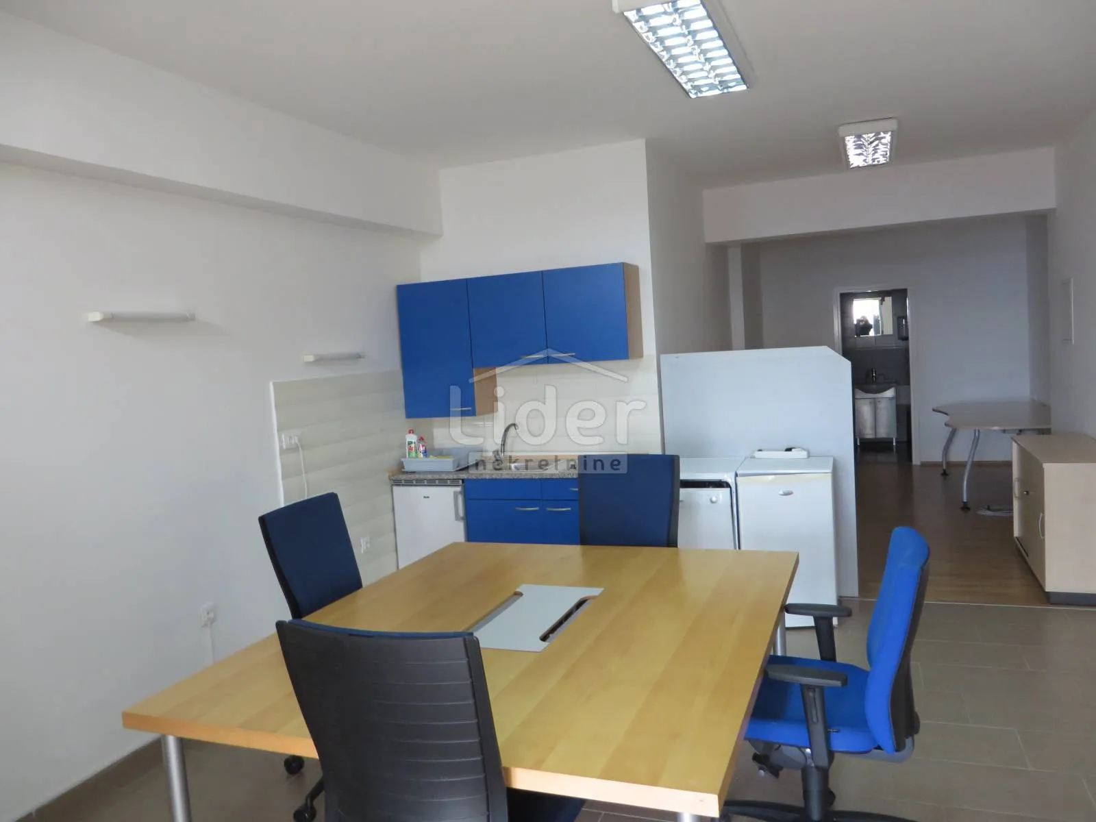 UREDSKI PROSTOR, 120 m2, sa parkingom - Kastav