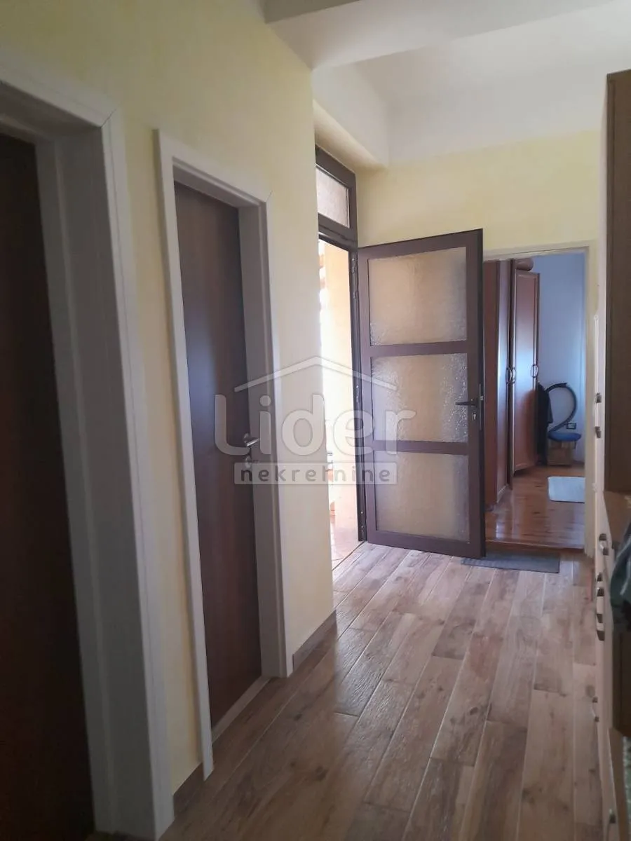 stan u centru kastva 92 m2 sa balkonom - slika 2