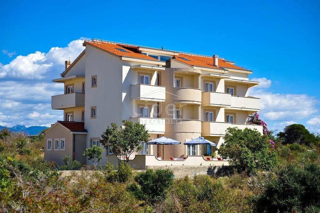 Novalja, manji obiteljski hotel 1.000m2 prodaja