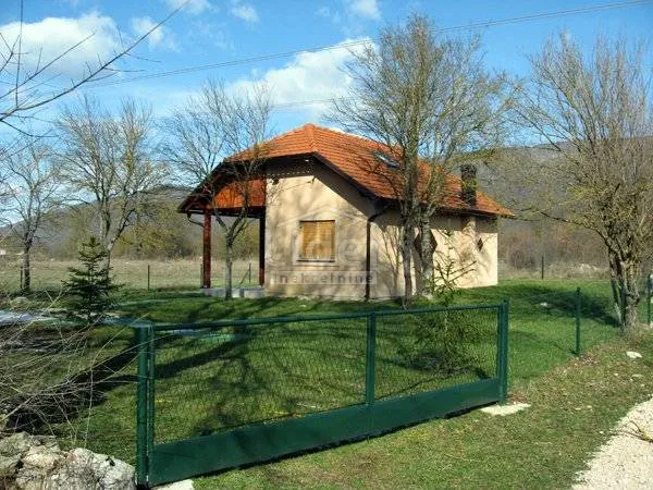 SINAC, Otočac, Gacka, kuća vikendica s vinogradom