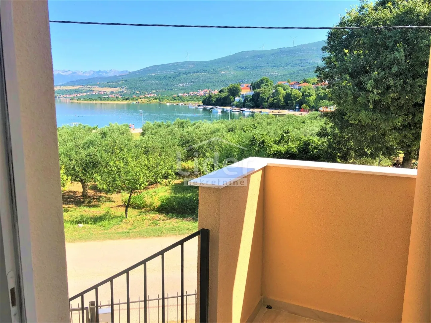 gornji karin, kuću u prvom redu do mora i plaže prodajemo - slika 11