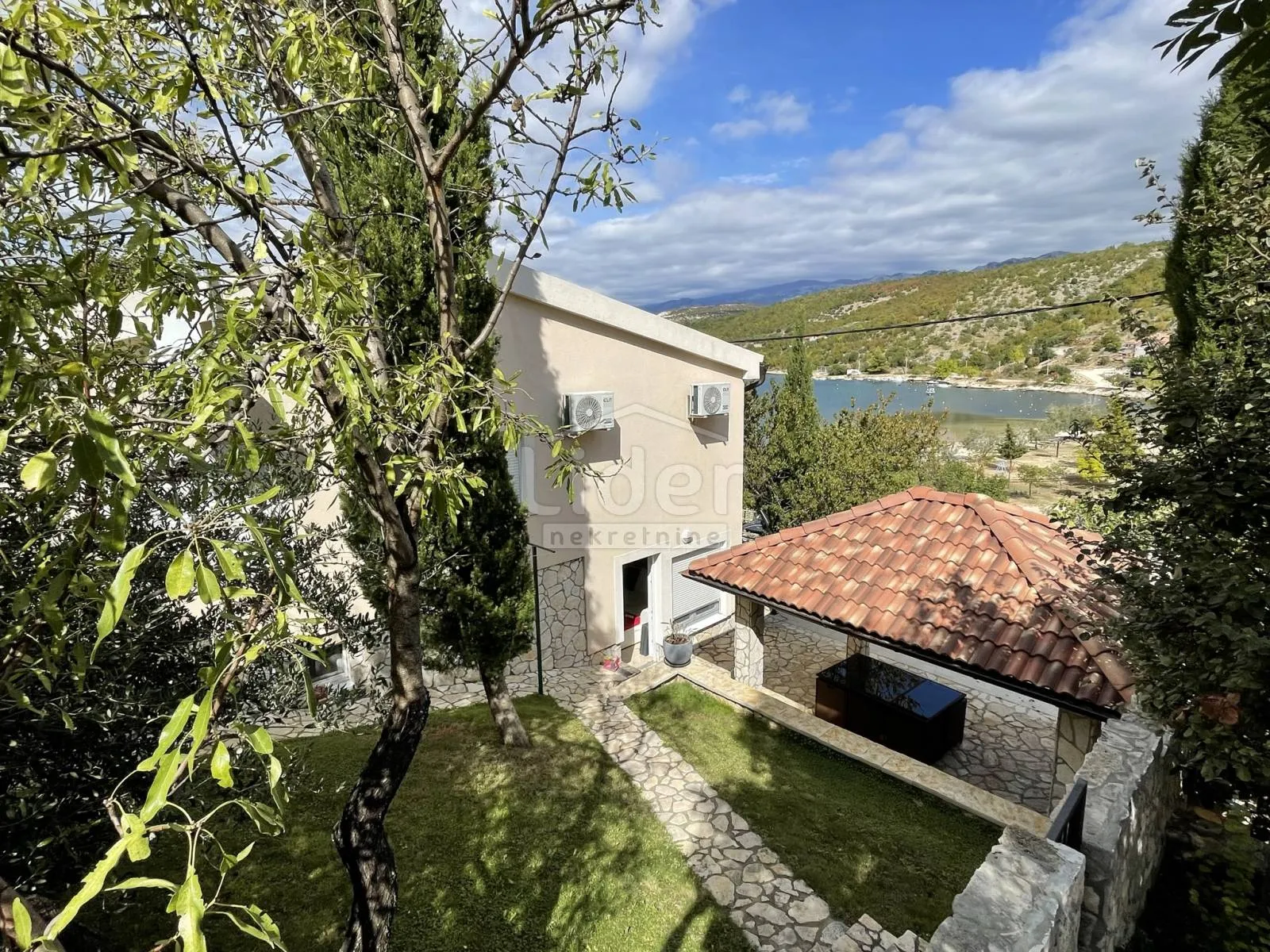 kuća 100m2, bazen, velika garaža, prvi red do mora i plaže - slika 1