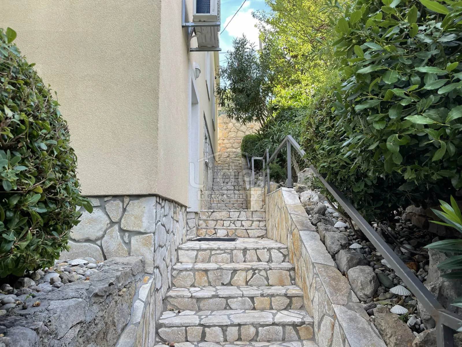 kuća 100m2, bazen, velika garaža, prvi red do mora i plaže - slika 33