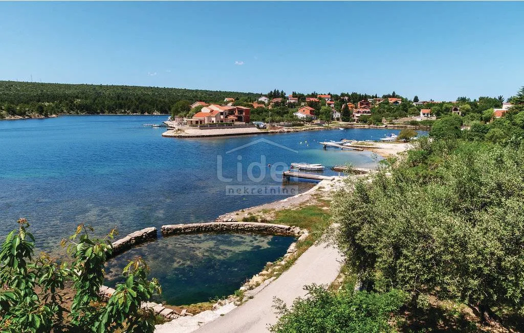 kuća sa 6 apartmana prvi red do mora - slika 2