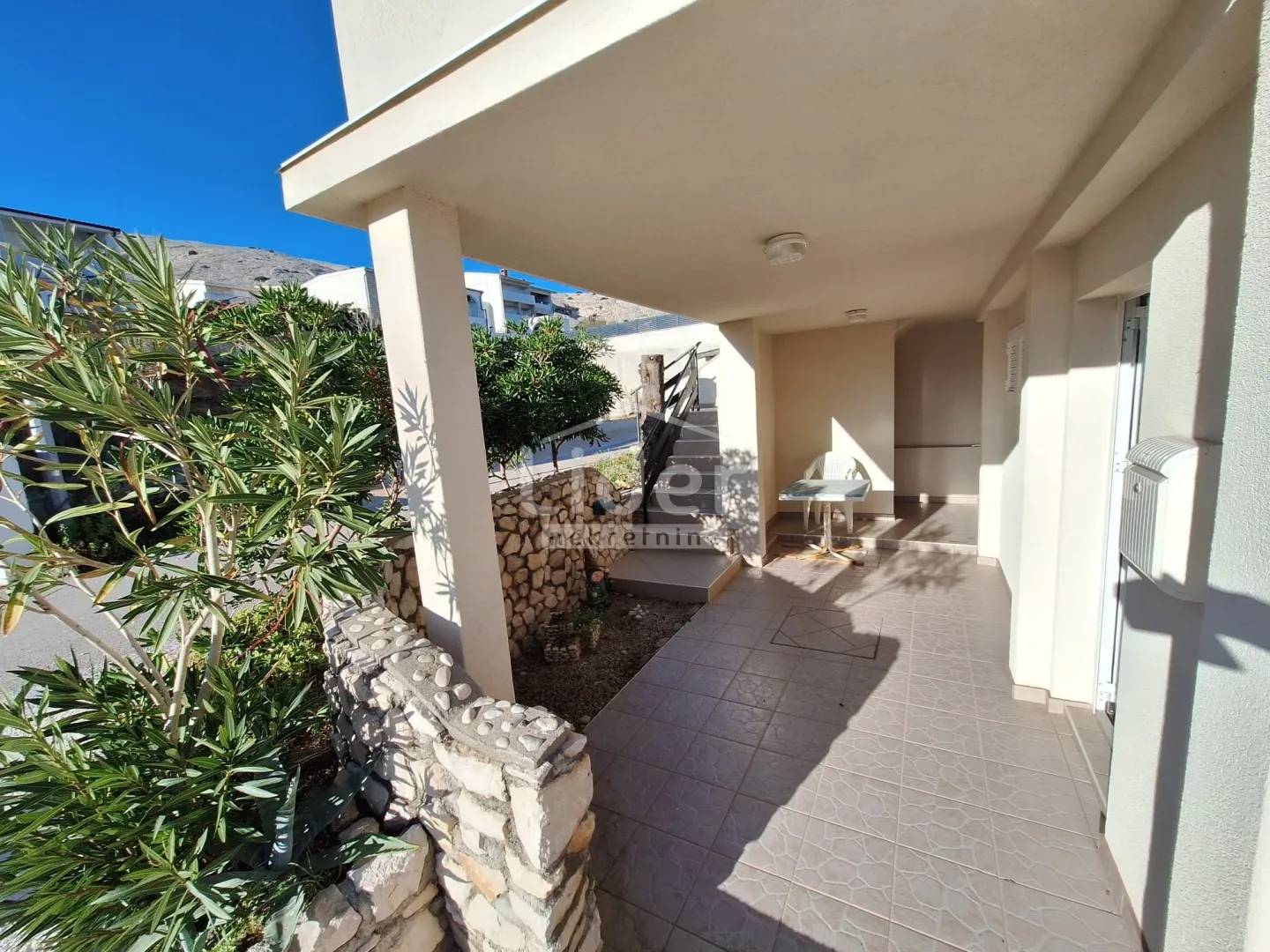 dvojna kuća u pagu, 100m2- dva apartmana, 300m od mora - slika 6