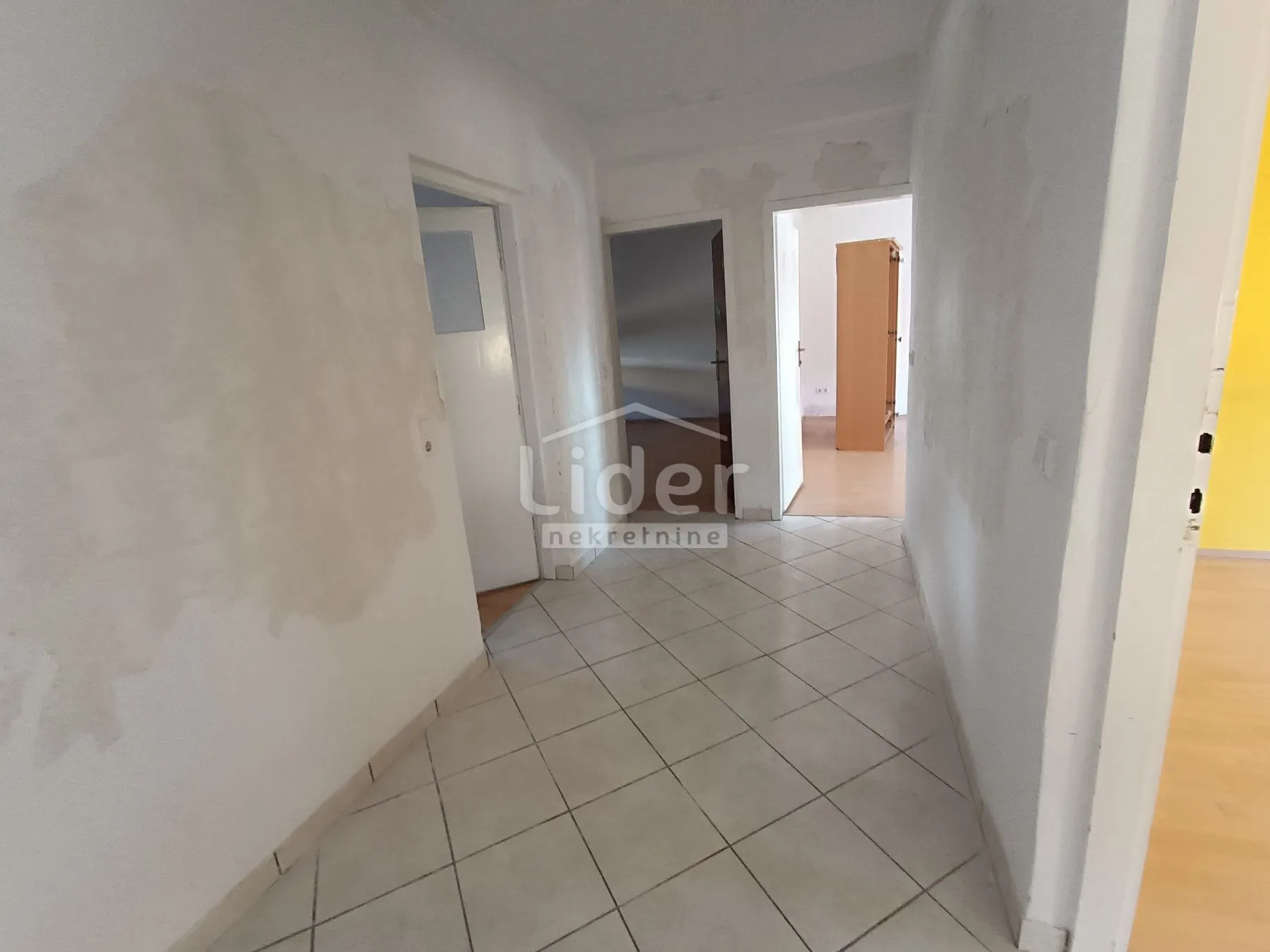 zamet kuća sa 4 stana, 1 zona, 385.000 € - slika 22