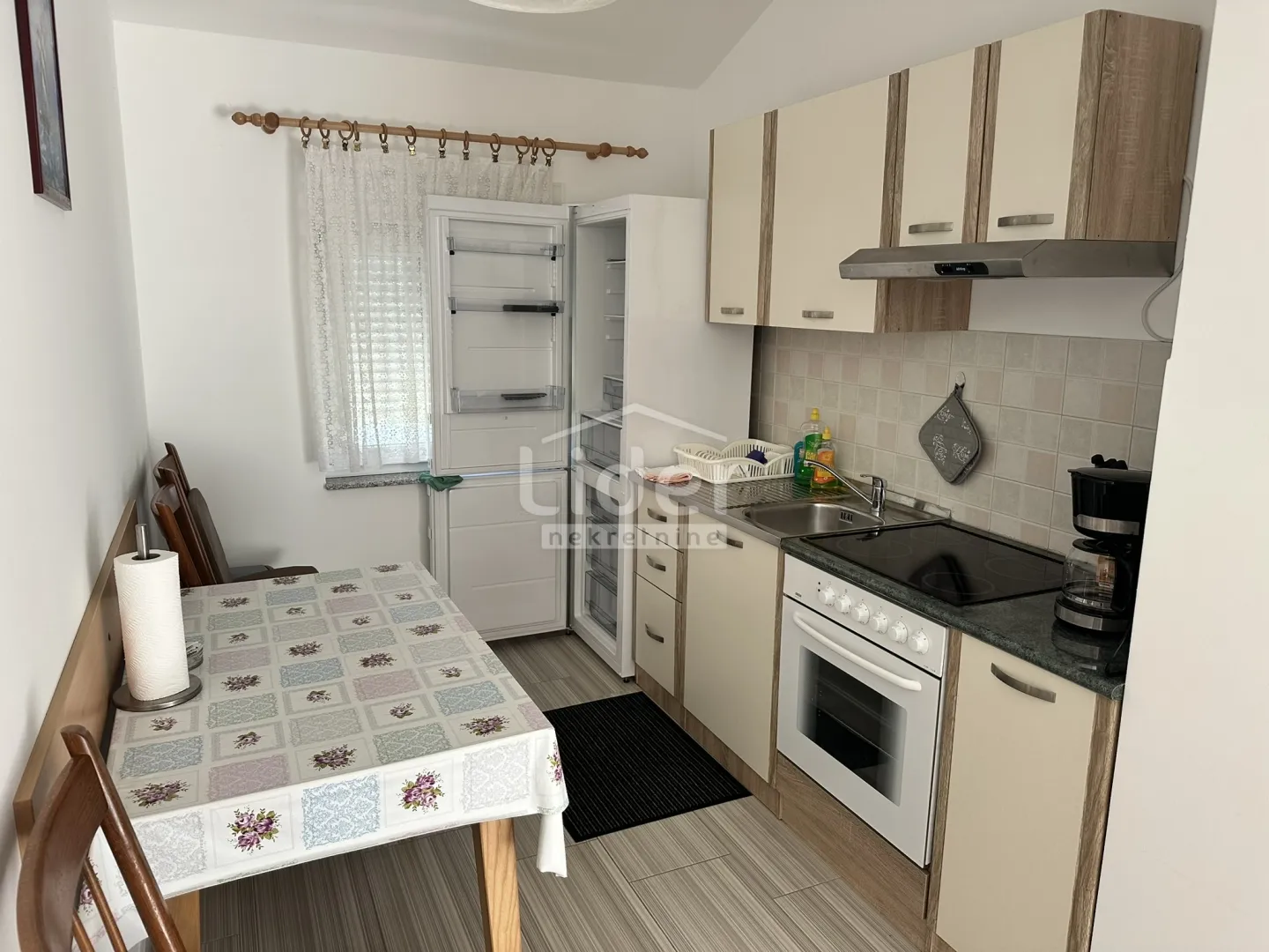 kuća sa 2 stana samo 80m od mora prodaja - slika 10