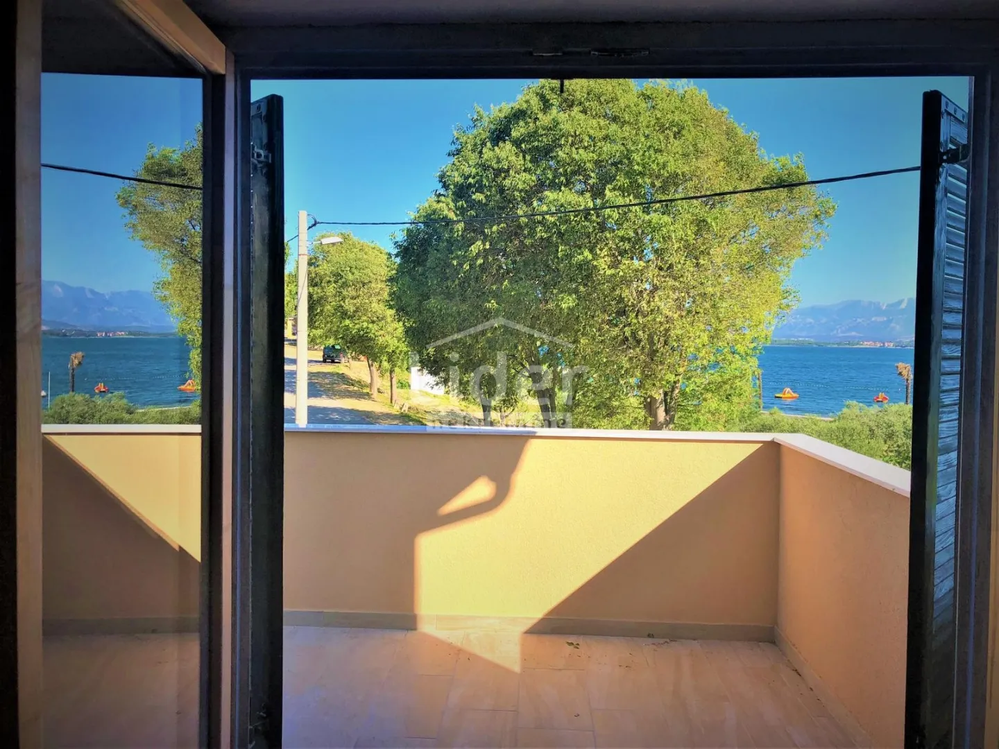 gornji karin, kuću u prvom redu do mora i plaže prodajemo - slika 9