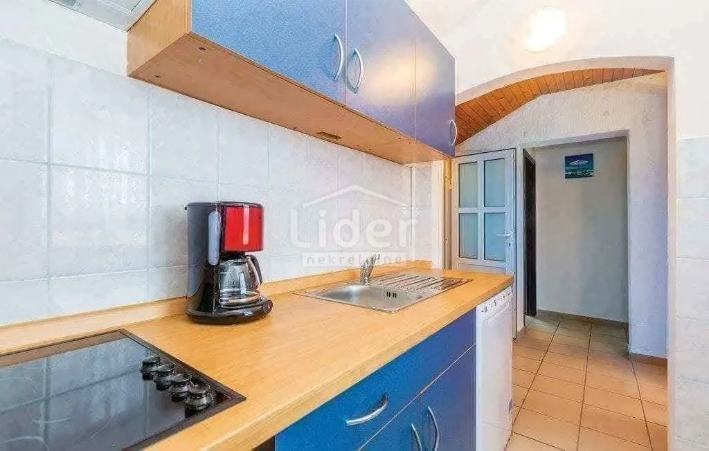 malinska odlična kuća s 5 apartmana - slika 2