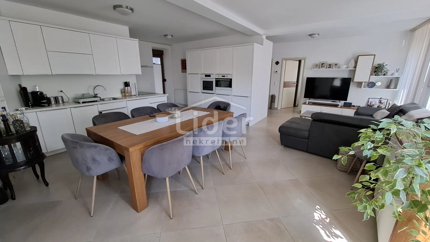 crikvenica-prostran stan s dodatnim apartmanom - slika 11